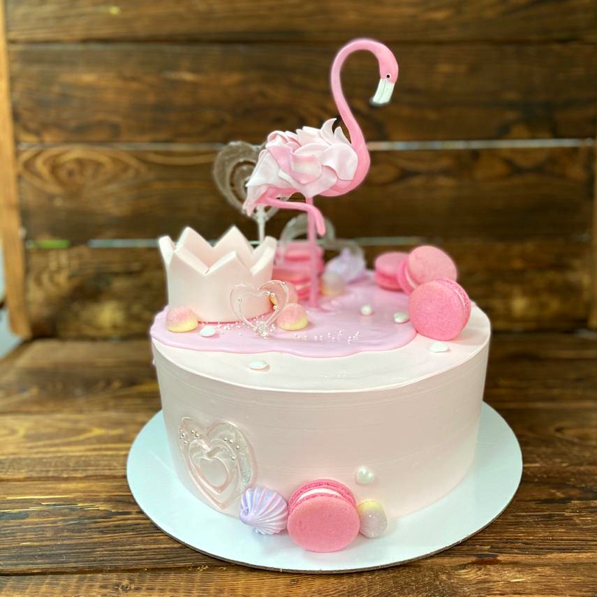 Кремовый торт с фигуркой фламинго